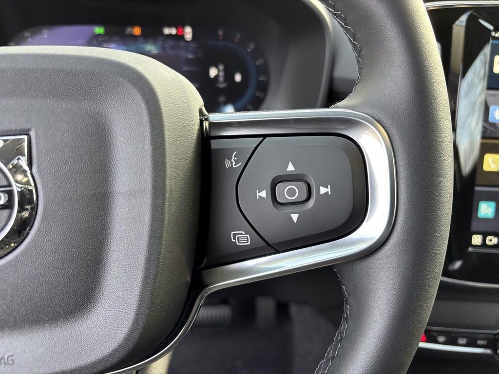 Certified 2025 Volvo XC40 B5 Plus w/ Protection Package Premier image 18