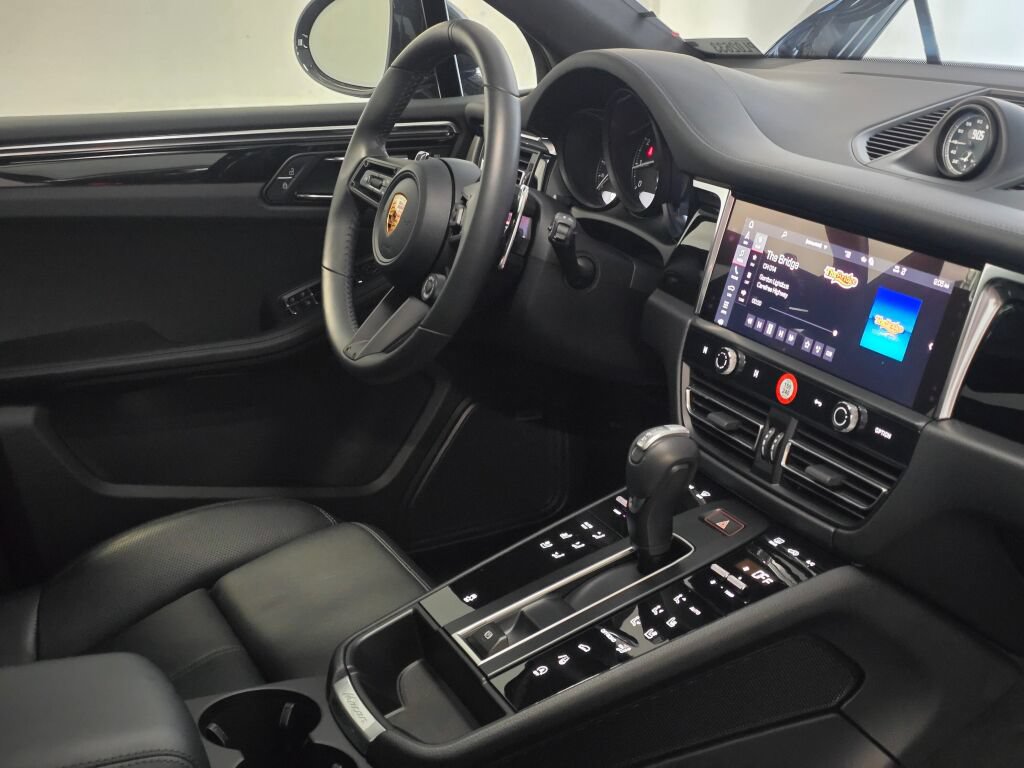 Certified 2026 Porsche Macan AWD/4WD image 28