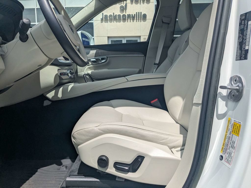Certified 2023 Volvo XC90 T8 Plus AWD/4WD image 2