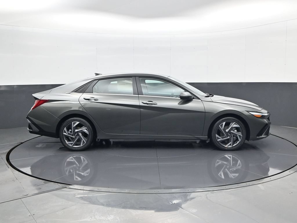 New 2026 Hyundai Elantra Limited FWD image 4