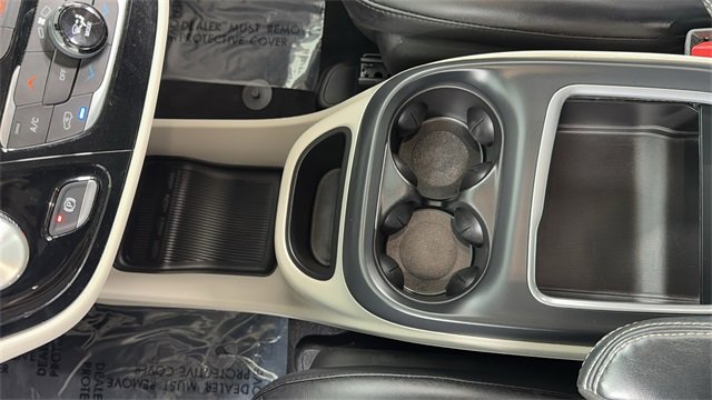 Used 2023 Chrysler Pacifica Touring-L image 32