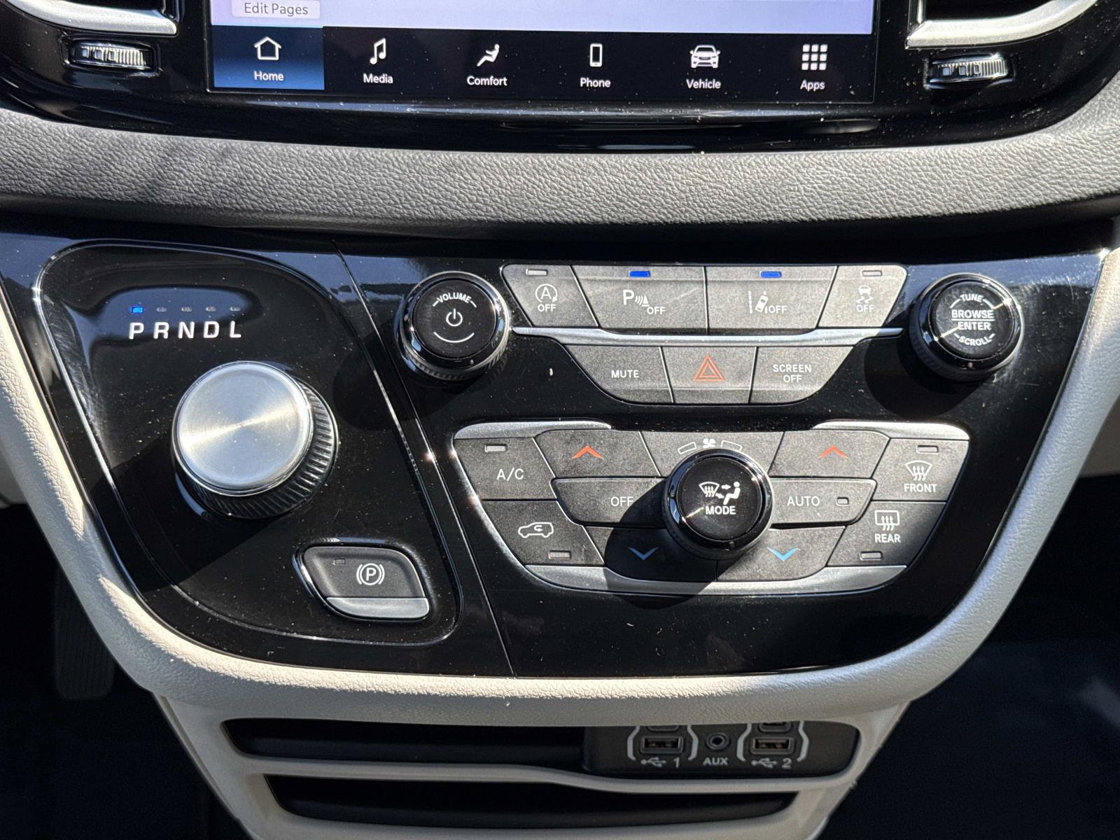 Used 2024 Chrysler Pacifica Touring-L FWD image 11
