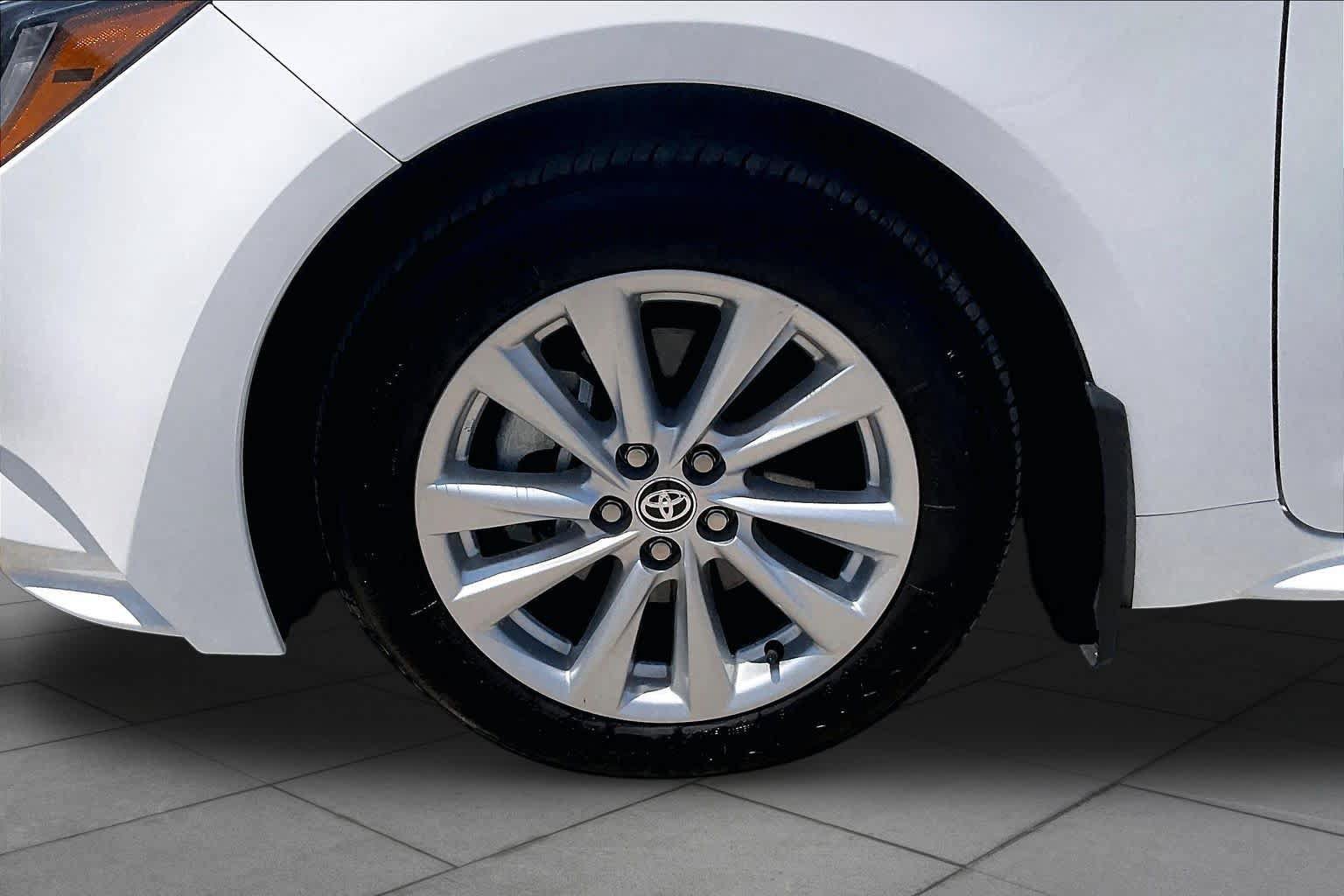 Used 2025 Toyota Corolla LE w/ LE Premium Package FWD image 11