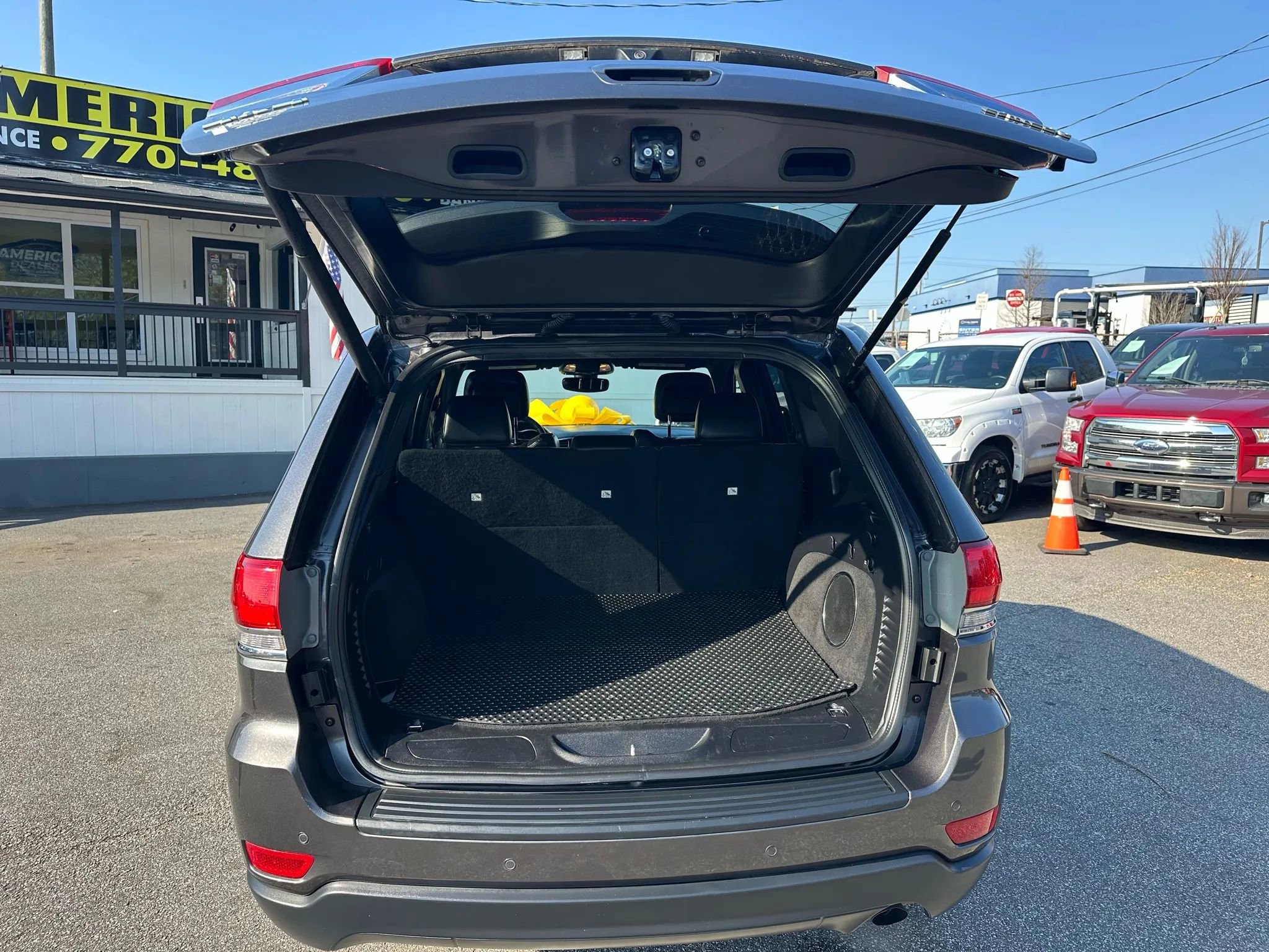 Used 2019 Jeep Grand Cherokee Laredo w/ Laredo X Package image 15