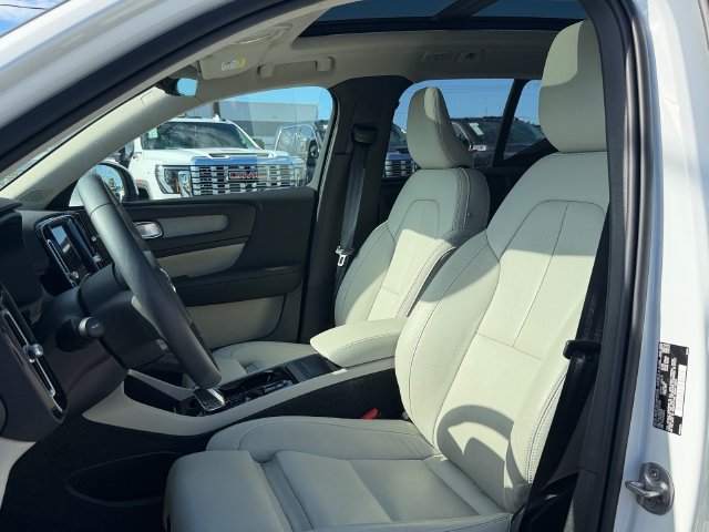 Certified 2024 Volvo XC40 B5 Plus w/ Protection Package AWD/4WD image 9
