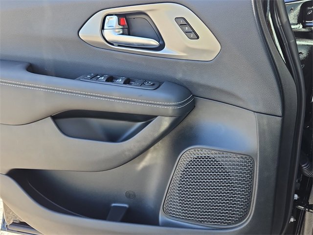 New 2025 Chrysler Pacifica Select image 10
