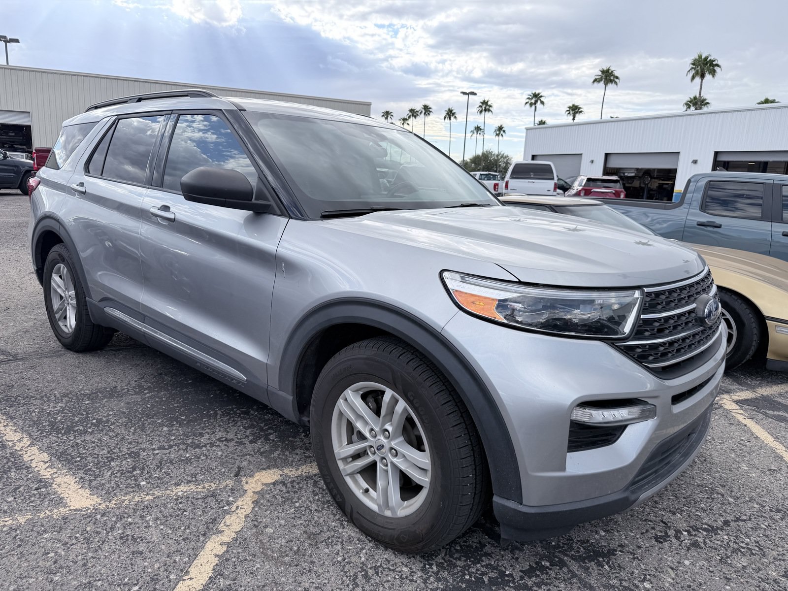 Used 2023 Ford Explorer XLT w/ Equipment Group 202A RWD image 5