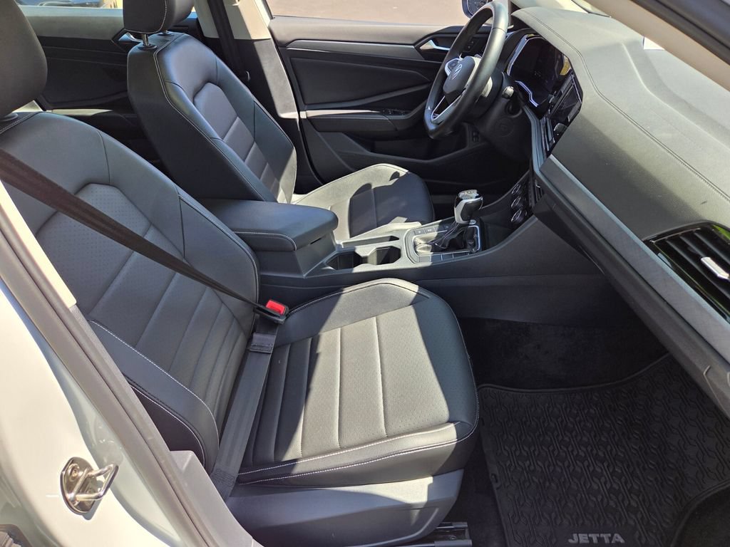 Used 2024 Volkswagen Jetta SE w/ Panoramic Sunroof Package FWD image 16