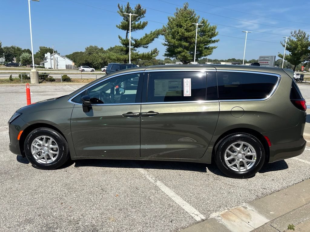 New 2027 Chrysler Pacifica Select FWD image 9