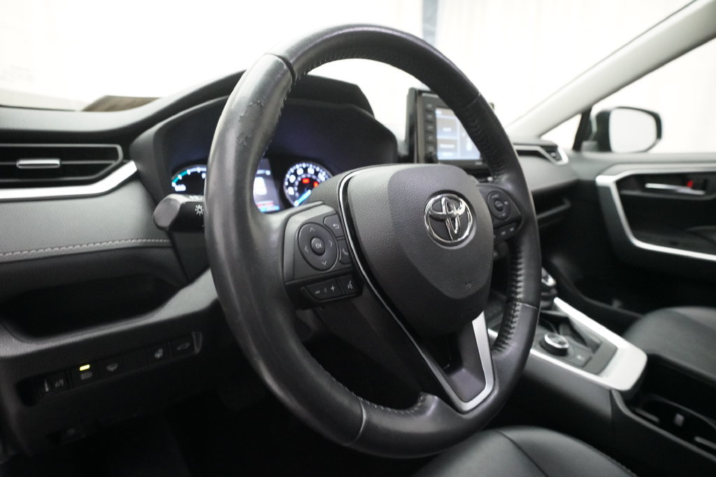Used 2022 Toyota RAV4 XLE Premium AWD/4WD image 8