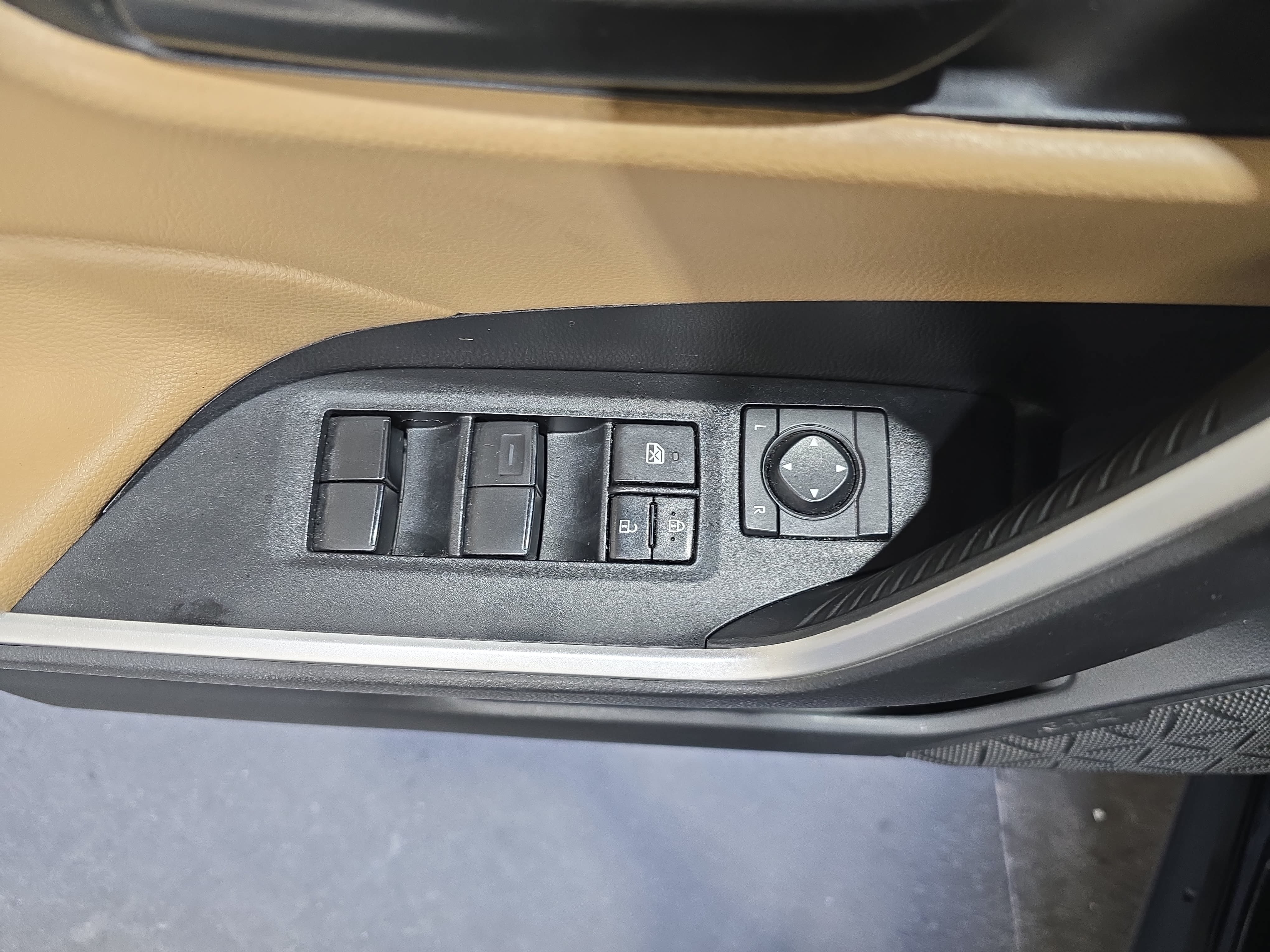 Used 2024 Toyota RAV4 LE AWD/4WD image 27