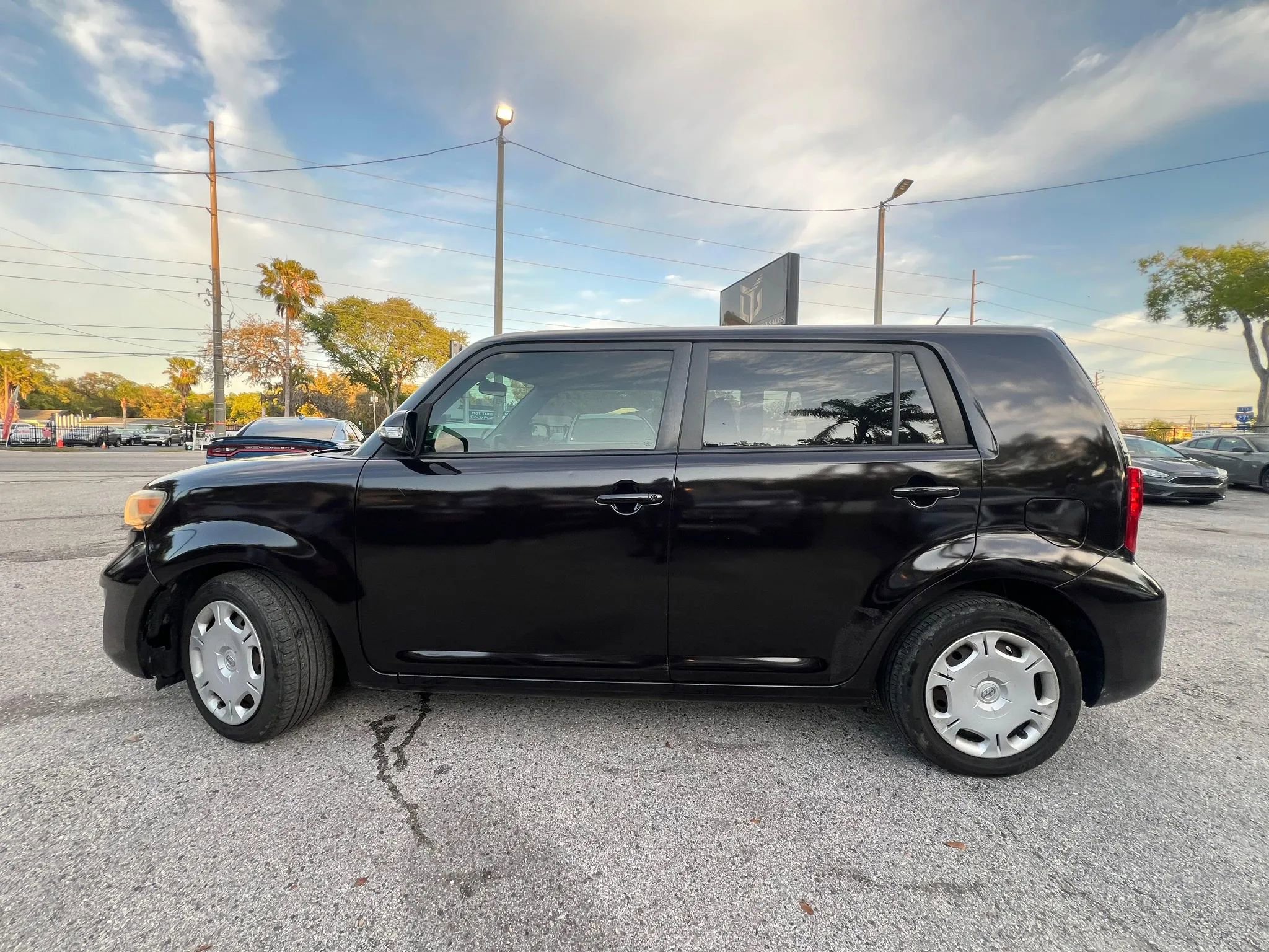 Used 2013 Scion xB Hatchback 4D image 4