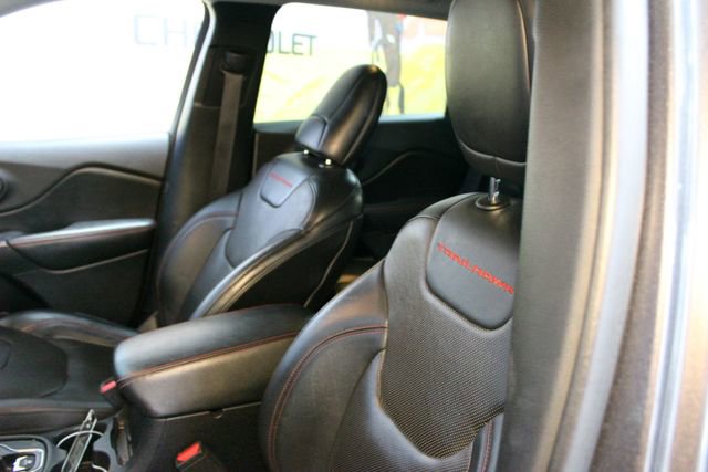 Used 2019 Jeep Cherokee Trailhawk AWD/4WD image 18
