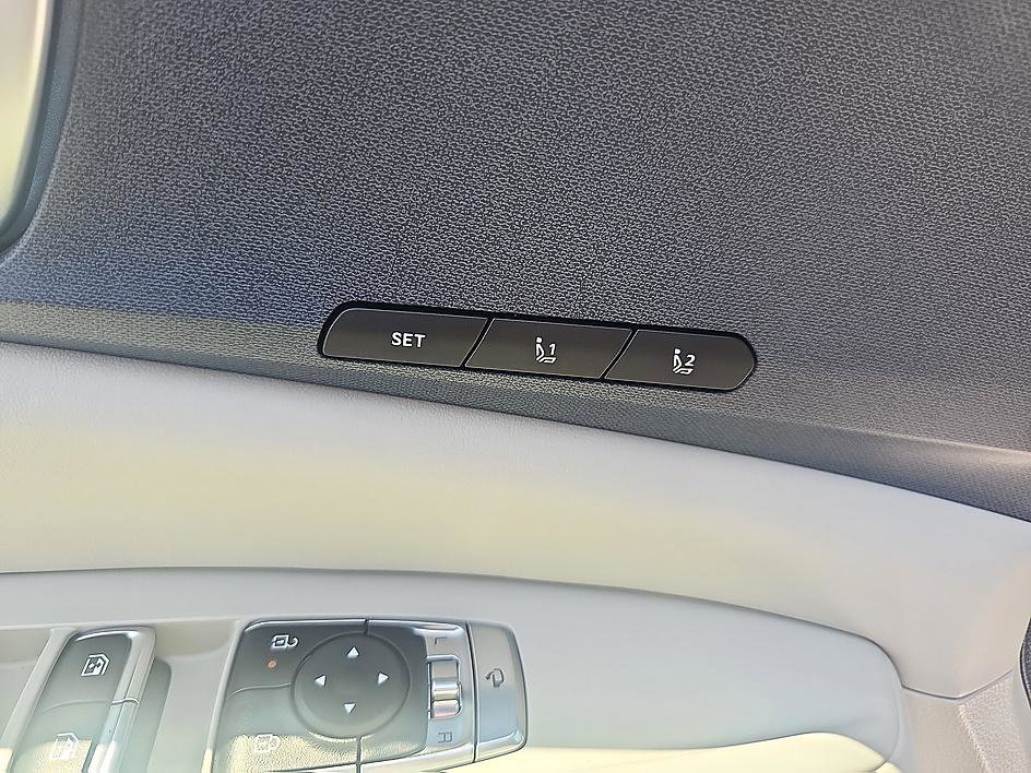 Used 2025 Kia Carnival SX FWD image 11