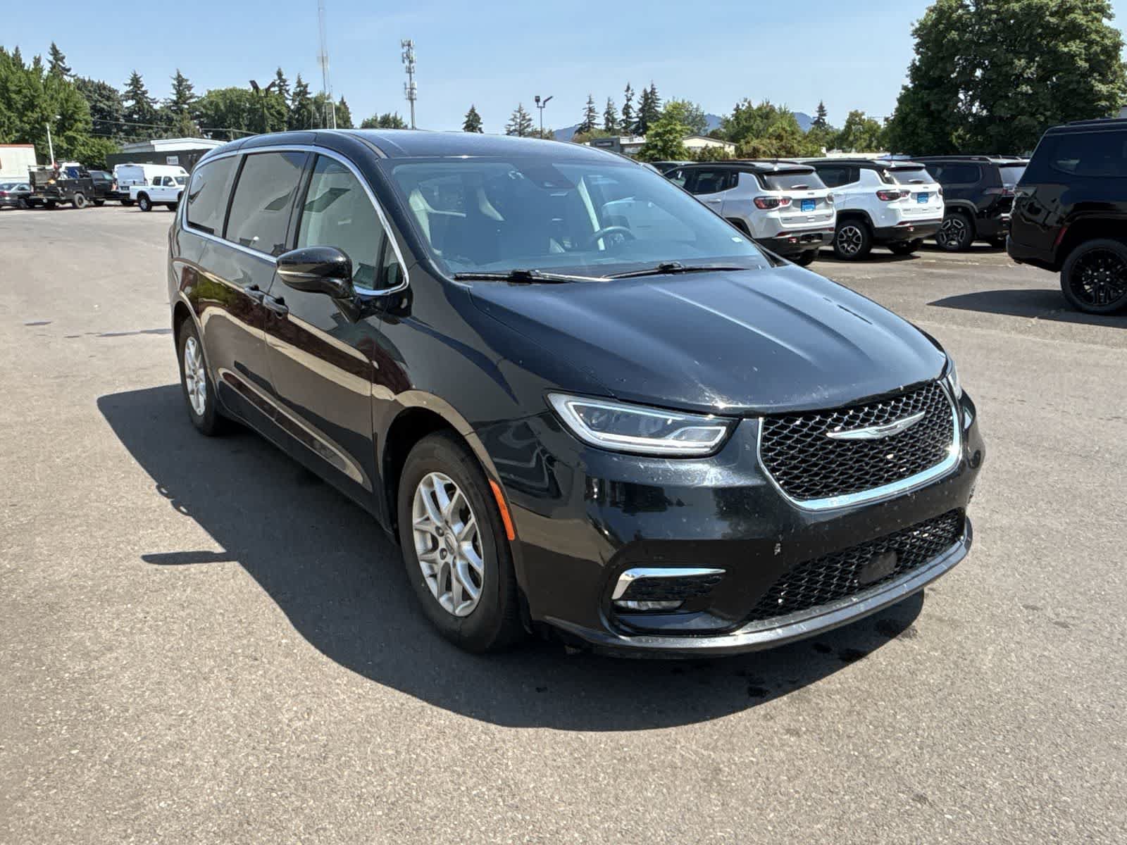 Used 2024 Chrysler Pacifica Touring-L FWD image 7