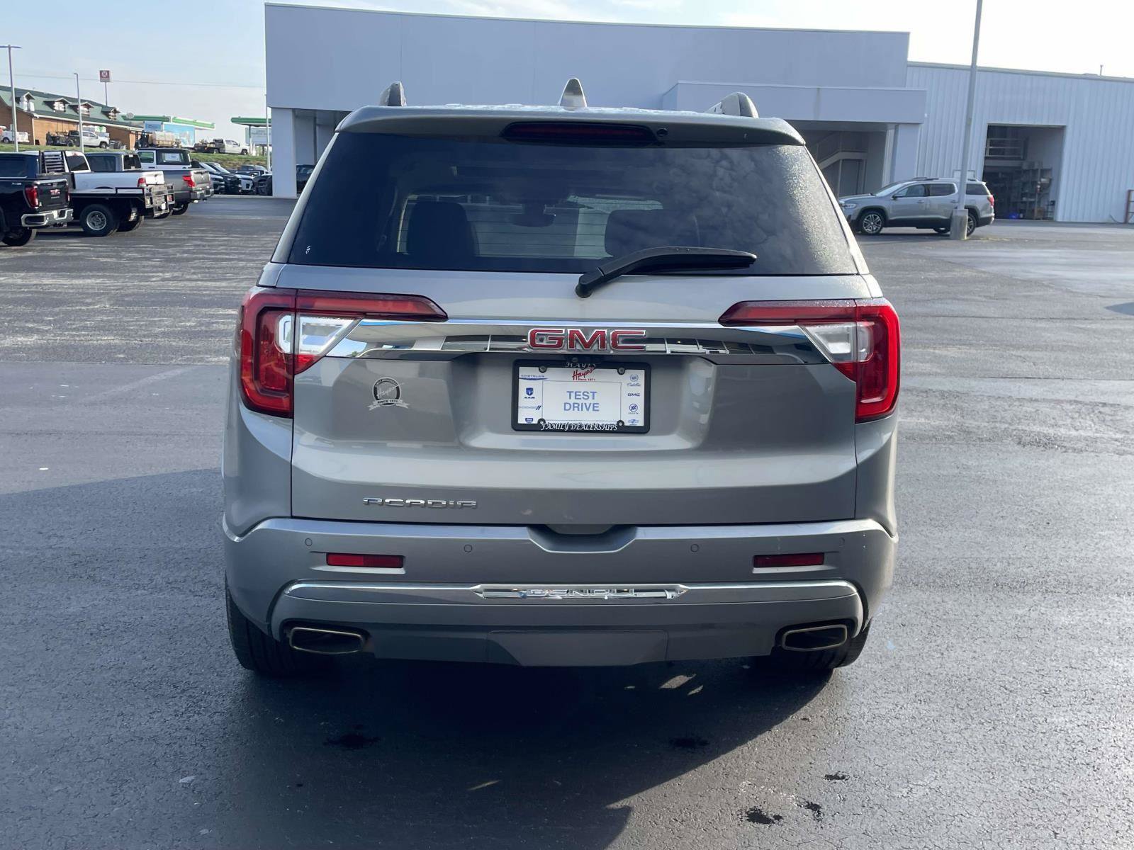 Used 2023 GMC Acadia Denali w/ Denali Technology Package FWD image 4