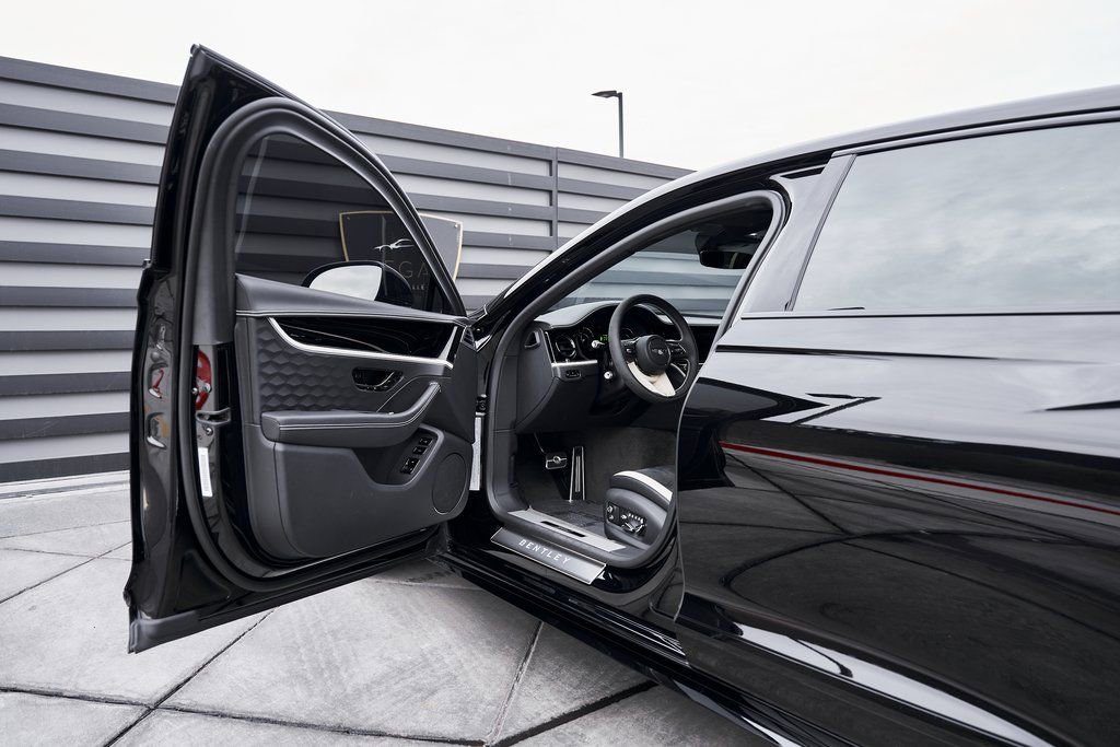 Used 2025 Bentley Flying Spur Plug-In Hybrid image 31