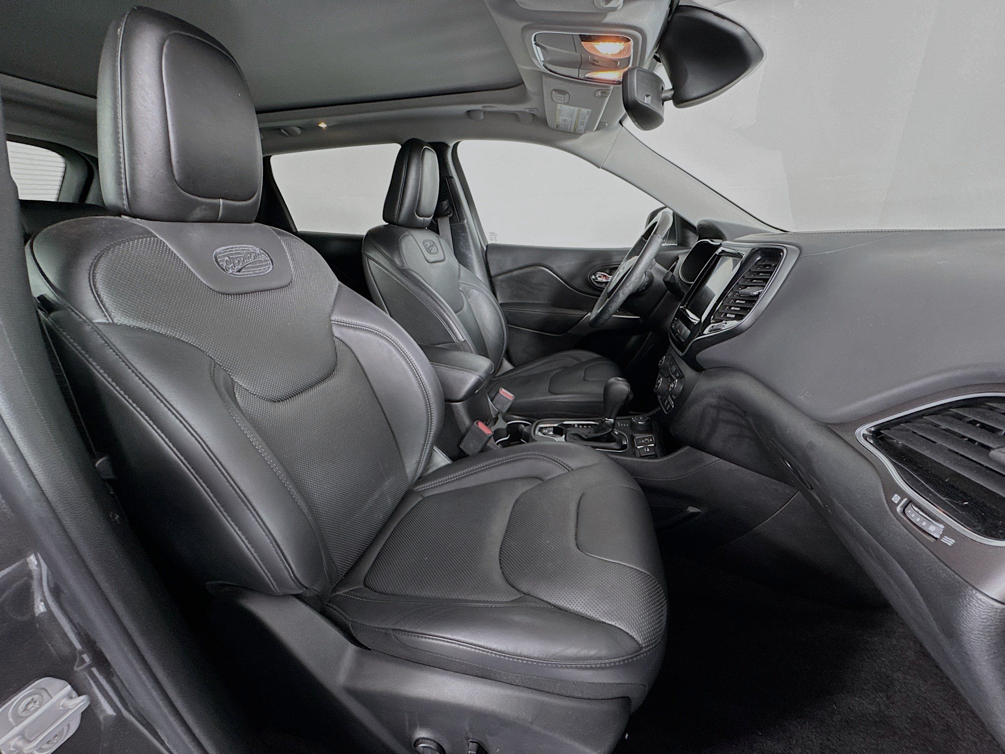 Used 2019 Jeep Cherokee Overland w/ Technology Group AWD/4WD image 27