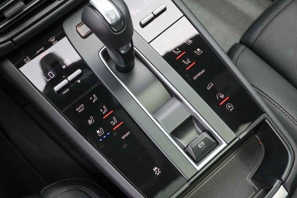 Certified 2026 Porsche Macan AWD/4WD image 17