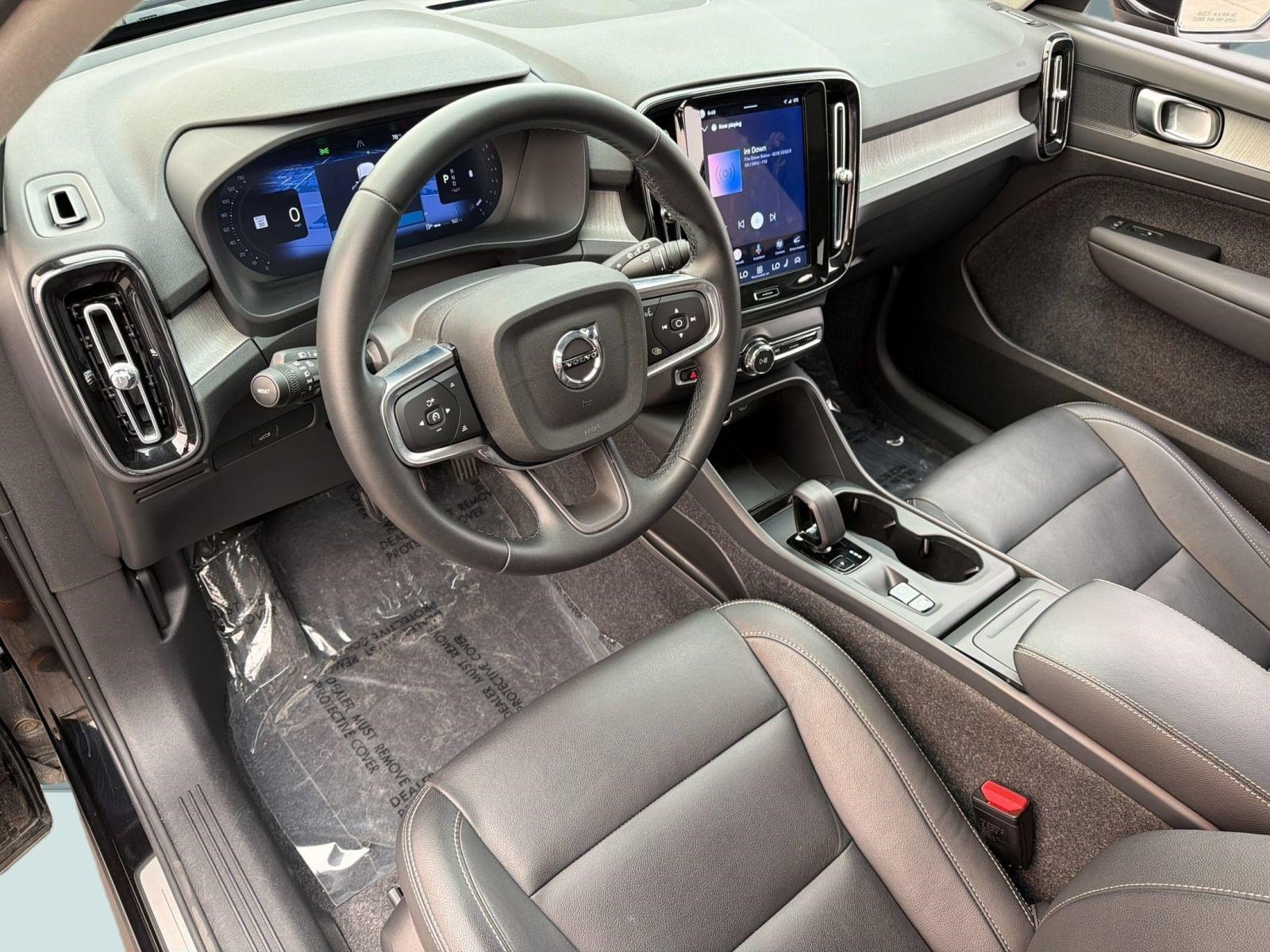Used 2025 Volvo XC40 B5 Core AWD/4WD image 4