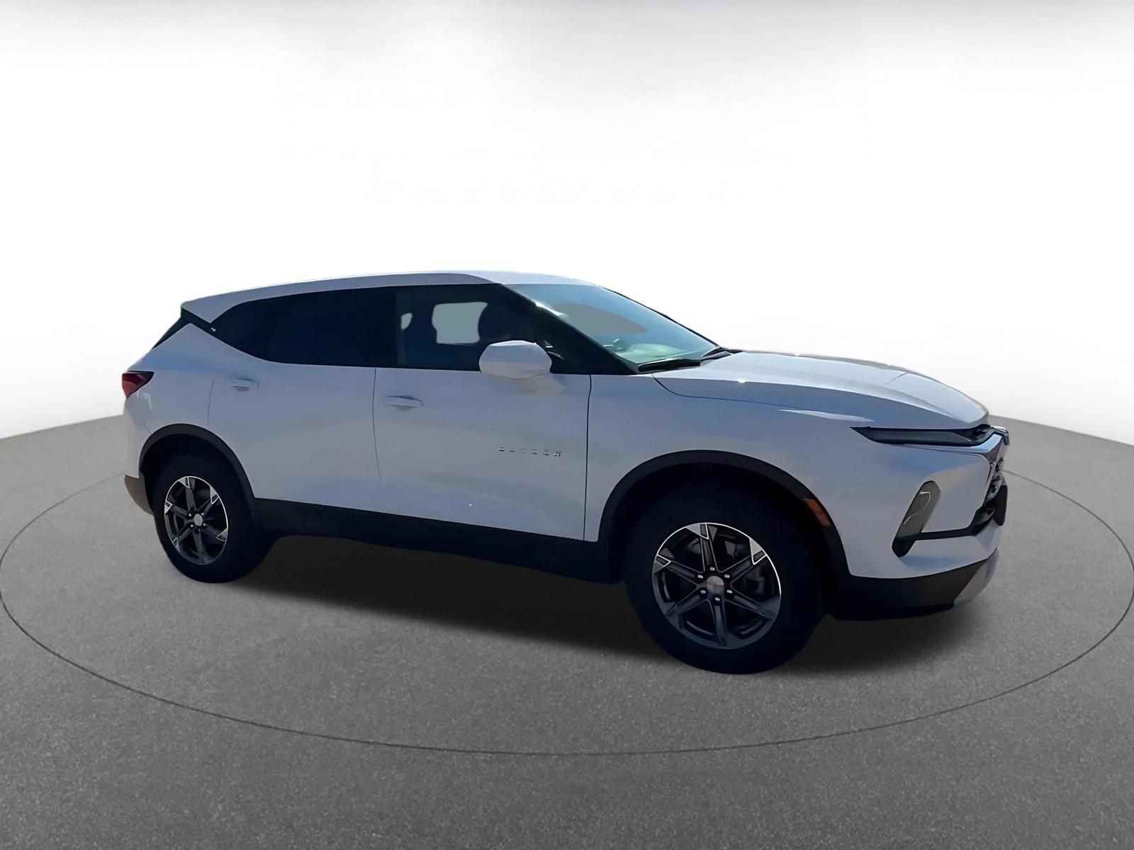 Used 2026 Chevrolet Blazer LT AWD/4WD image 2