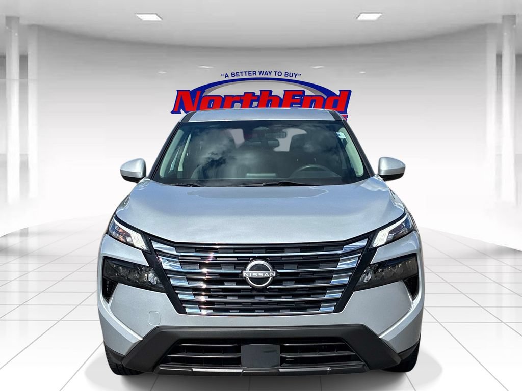 Used 2024 Nissan Rogue SV AWD/4WD image 2