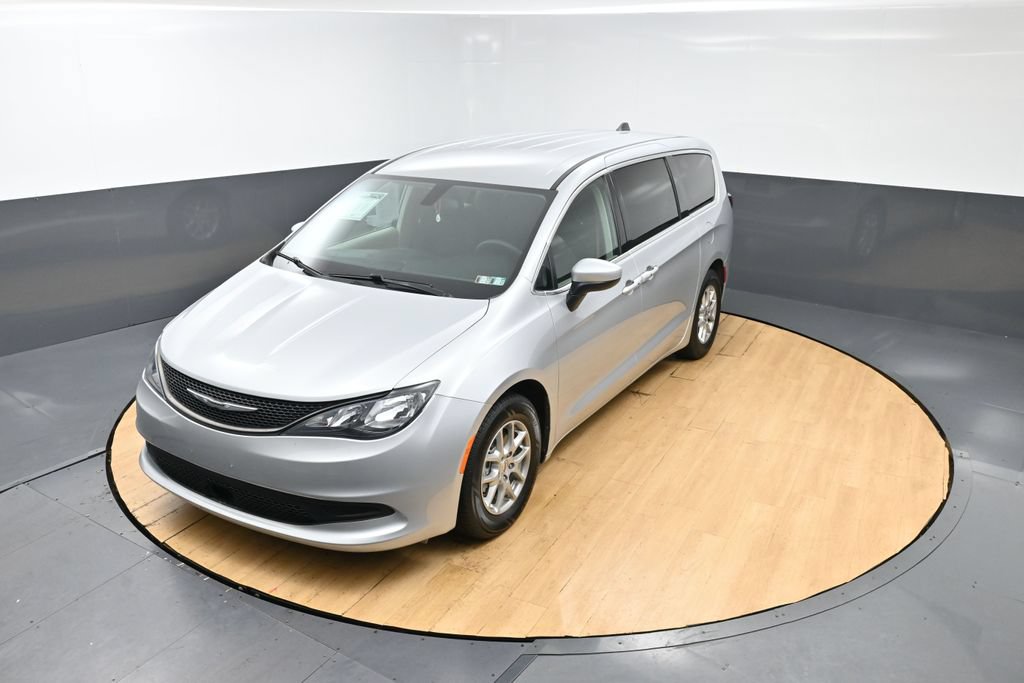 Used 2022 Chrysler Voyager LX FWD image 4