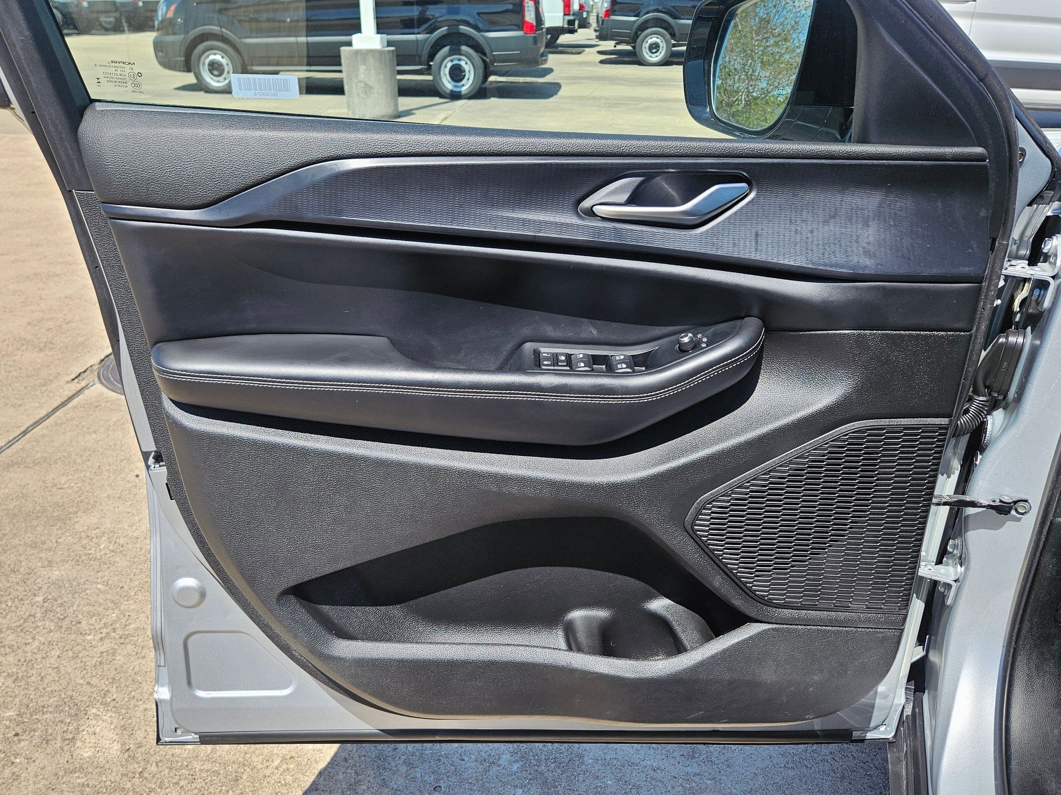 Used 2025 Jeep Grand Cherokee Altitude image 13