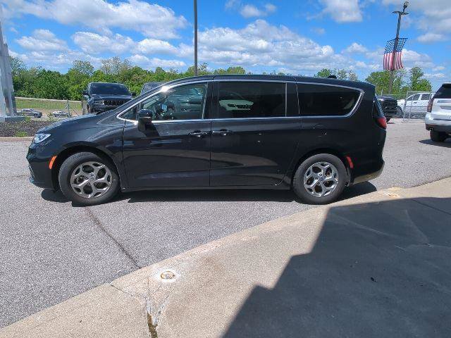 Certified 2024 Chrysler Pacifica Limited FWD image 30