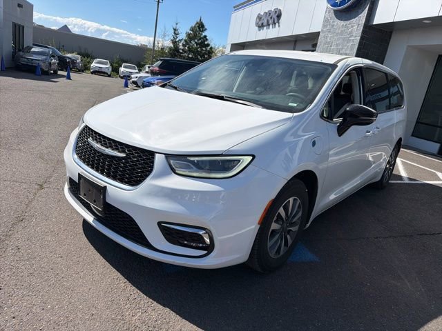 Used 2024 Chrysler Pacifica Select image 3