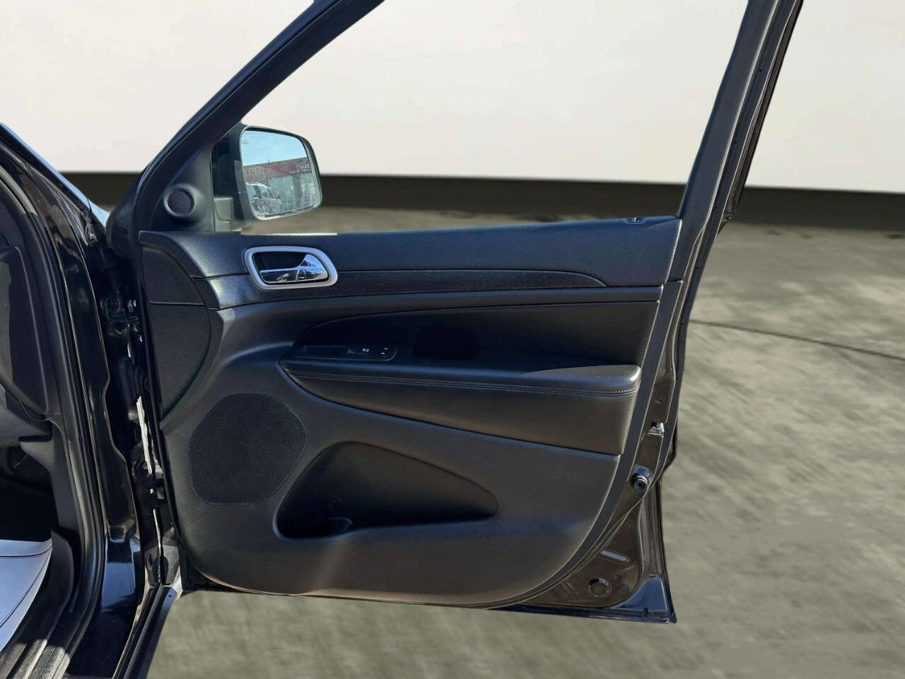 Used 2018 Jeep Grand Cherokee Laredo image 23