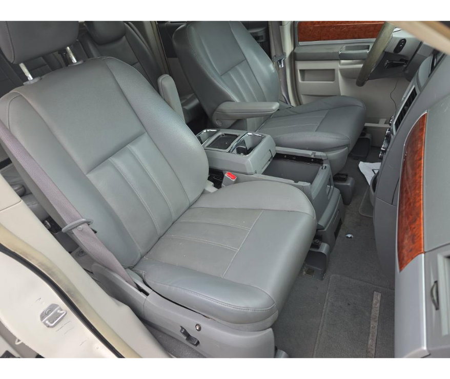 Used 2009 Chrysler Town & Country Touring image 10