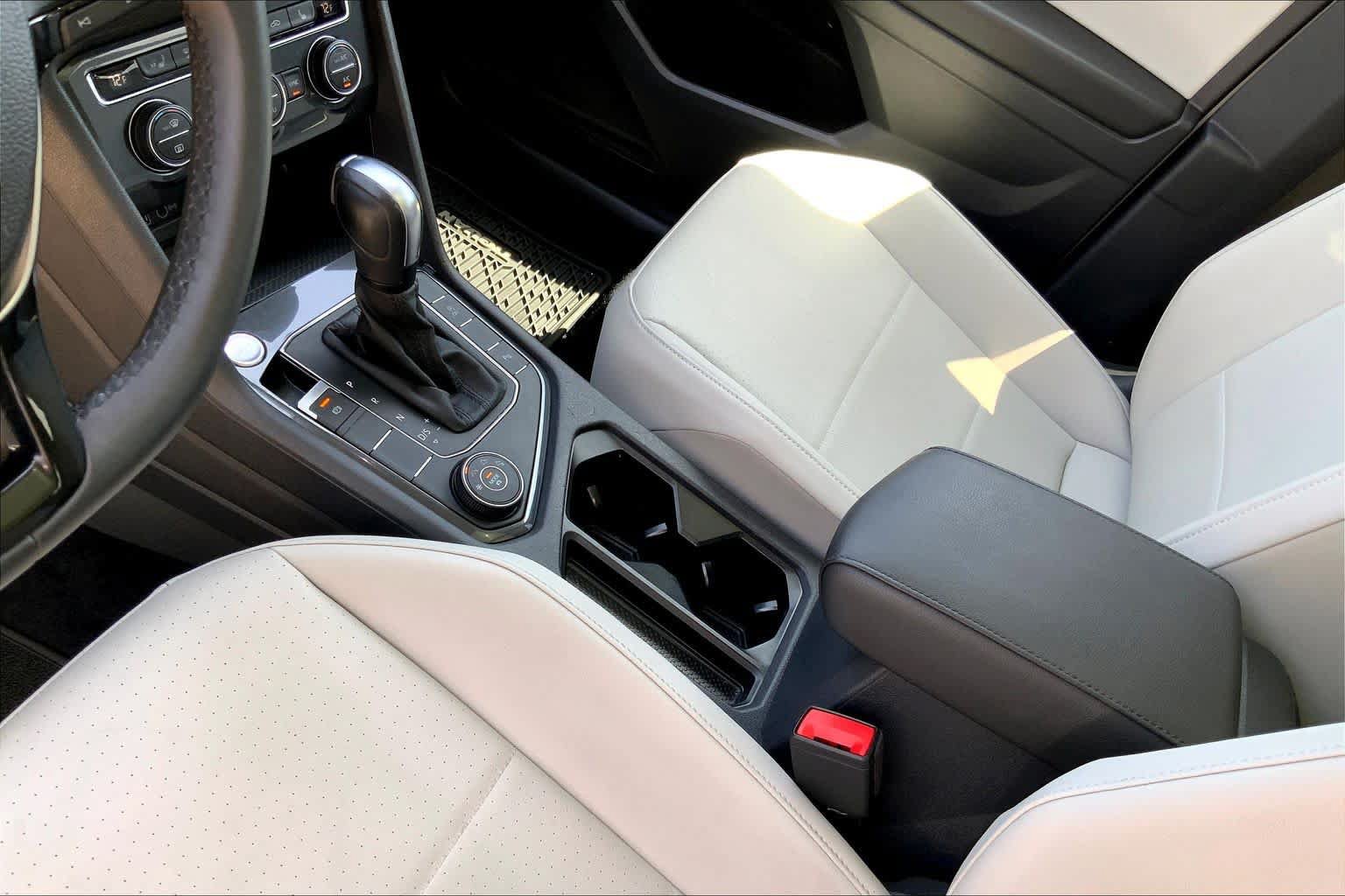 Used 2020 Volkswagen Tiguan SEL w/ 3rd Row Seat Package AWD/4WD image 15