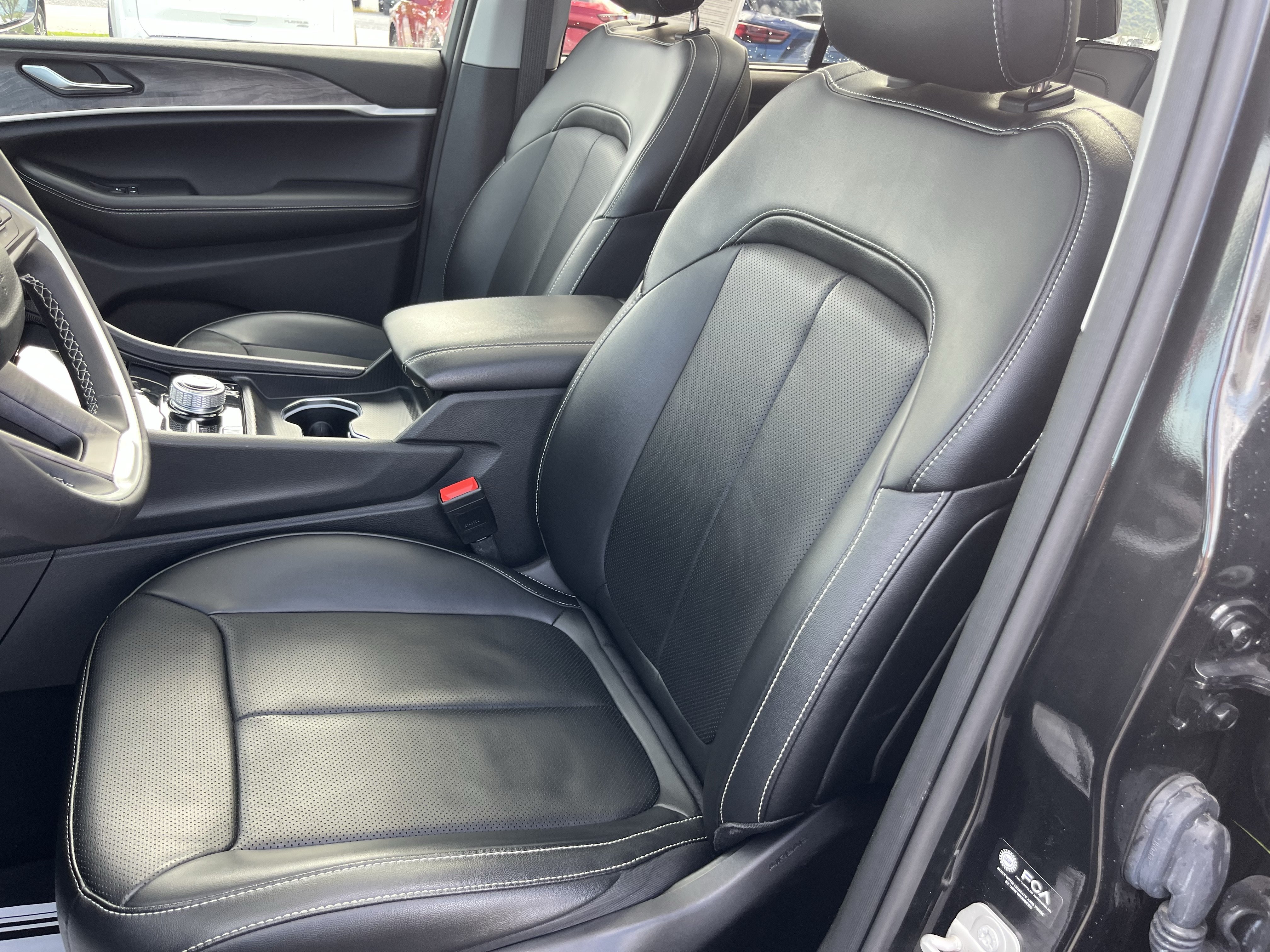 Used 2023 Jeep Grand Cherokee 4WD 4xe w/ Luxury Tech Group II image 17