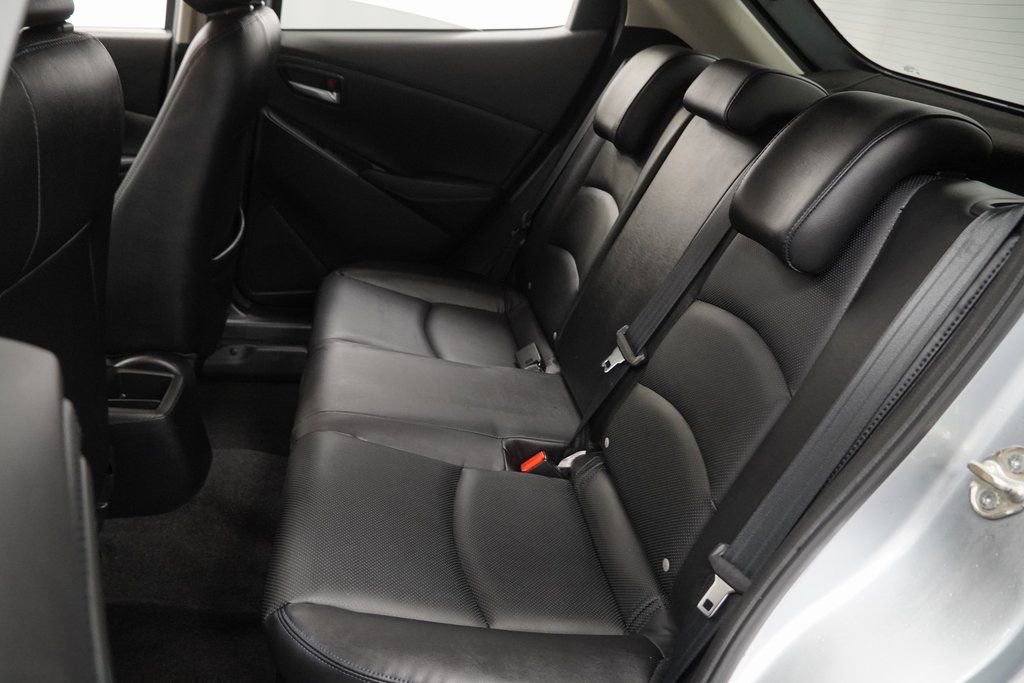 Used 2020 Toyota Yaris XLE image 19