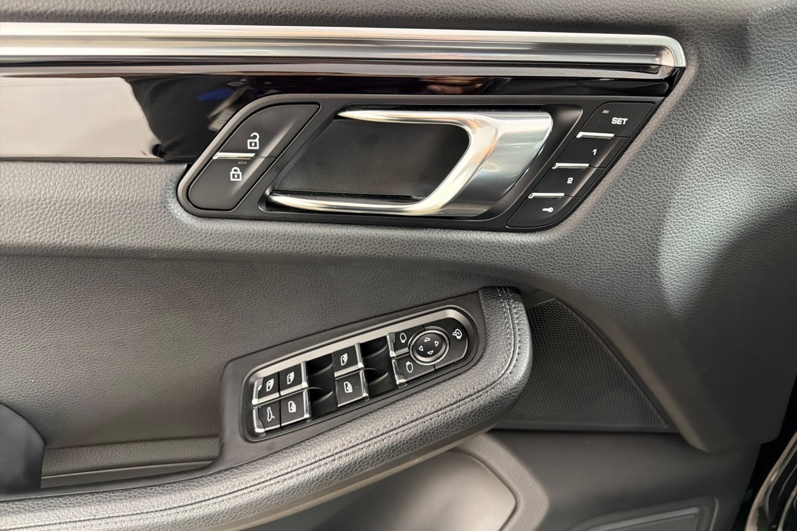 Used 2022 Porsche Macan w/ Driver Memory Package image 10