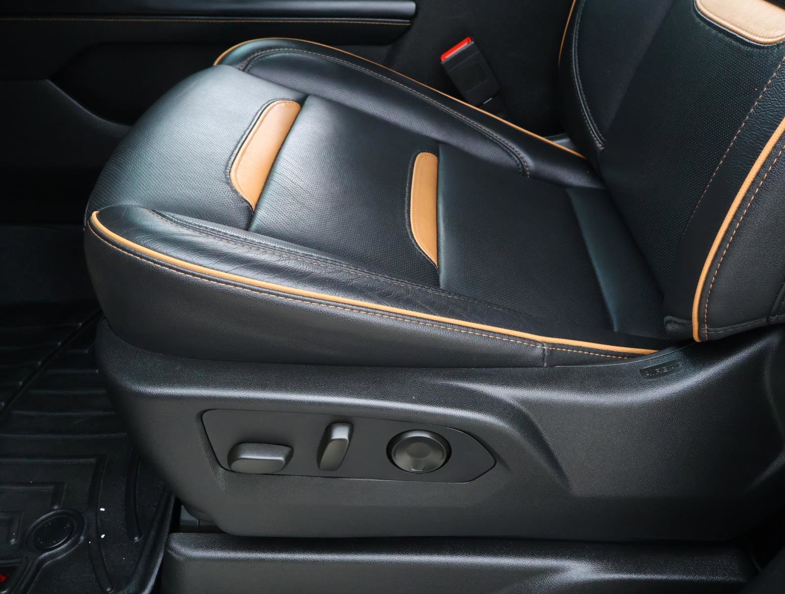 Used 2023 GMC Yukon AT4 w/ Technology Package image 16