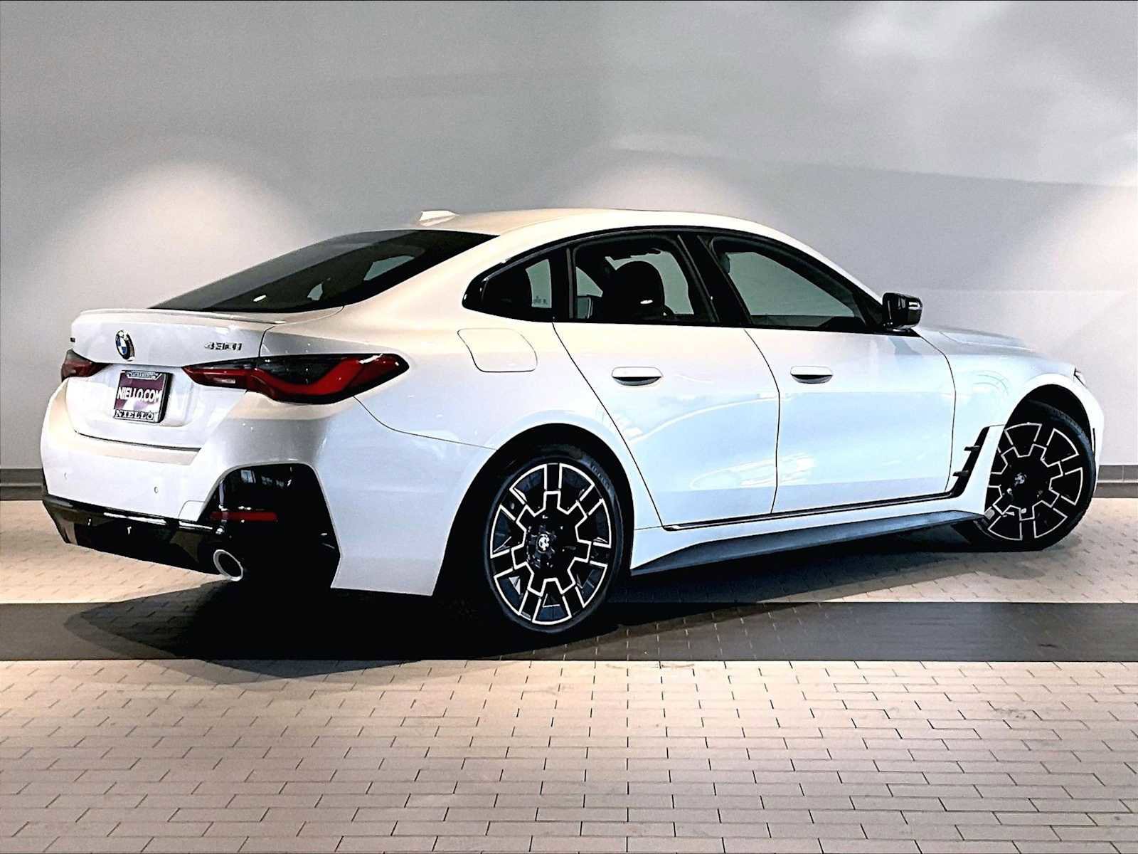 Used 2025 BMW 430i xDrive w/ M Sport Package image 10