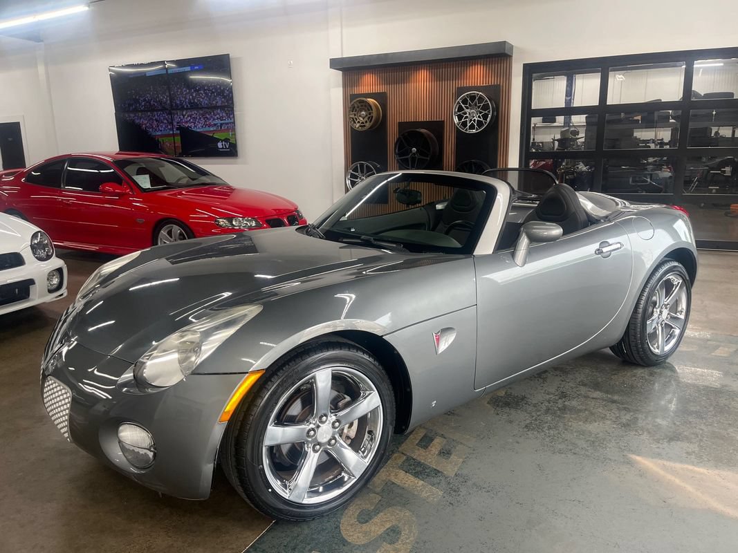 Used 2007 Pontiac Solstice Convertible w/ Premium Package RWD image 4
