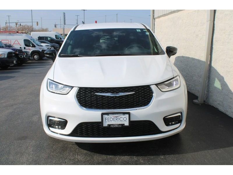 Used 2025 Chrysler Pacifica Select FWD image 11