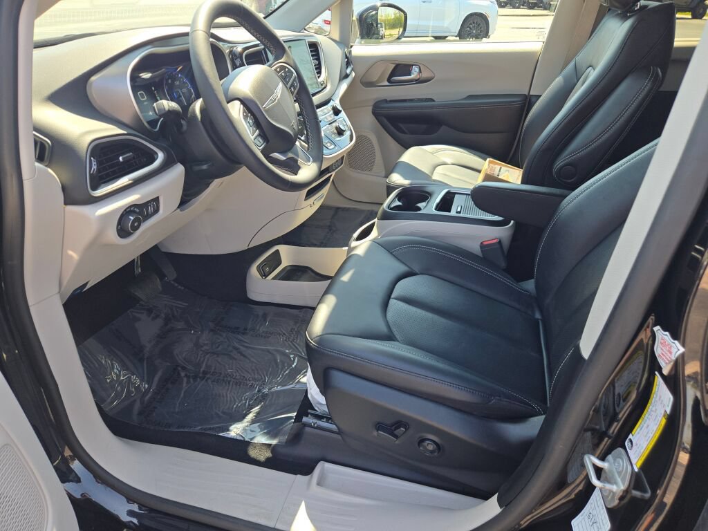 Certified 2024 Chrysler Pacifica Touring-L FWD image 27