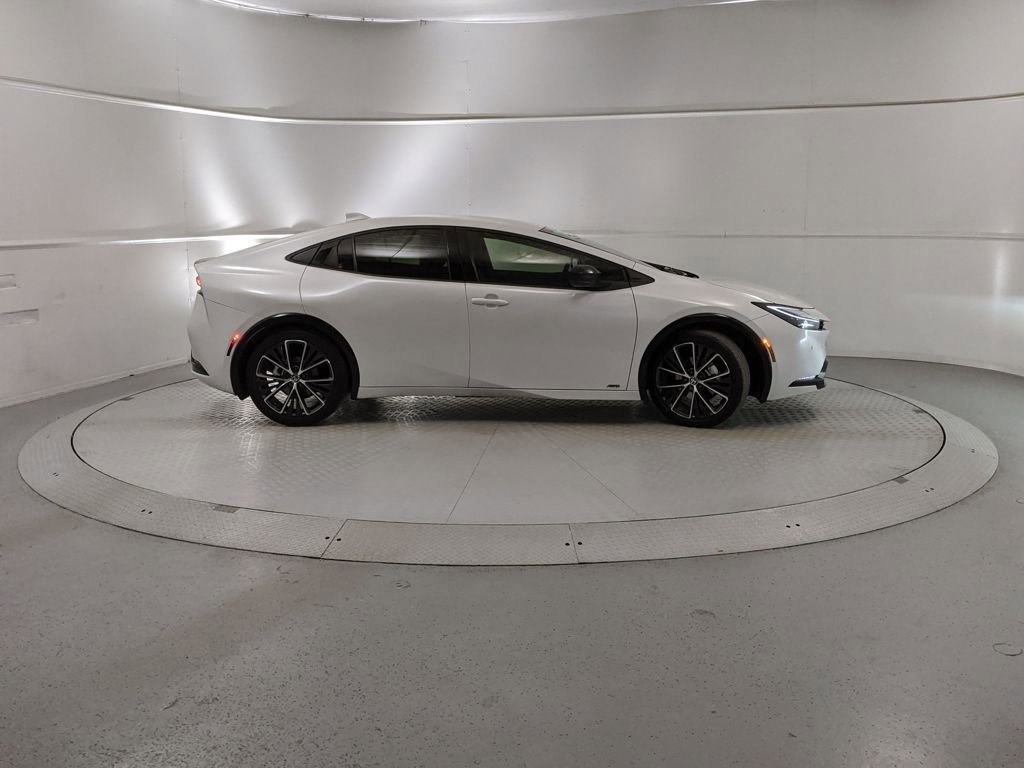 Used 2025 Toyota Prius XLE image 2