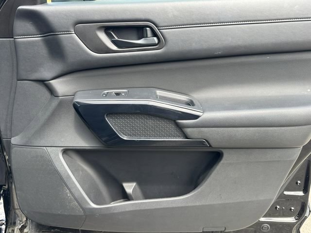 Used 2025 Nissan Pathfinder S image 14