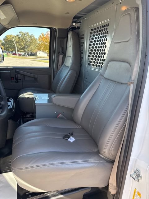 Used 2025 Chevrolet Express 3500 w/ Driver Convenience Package RWD image 18