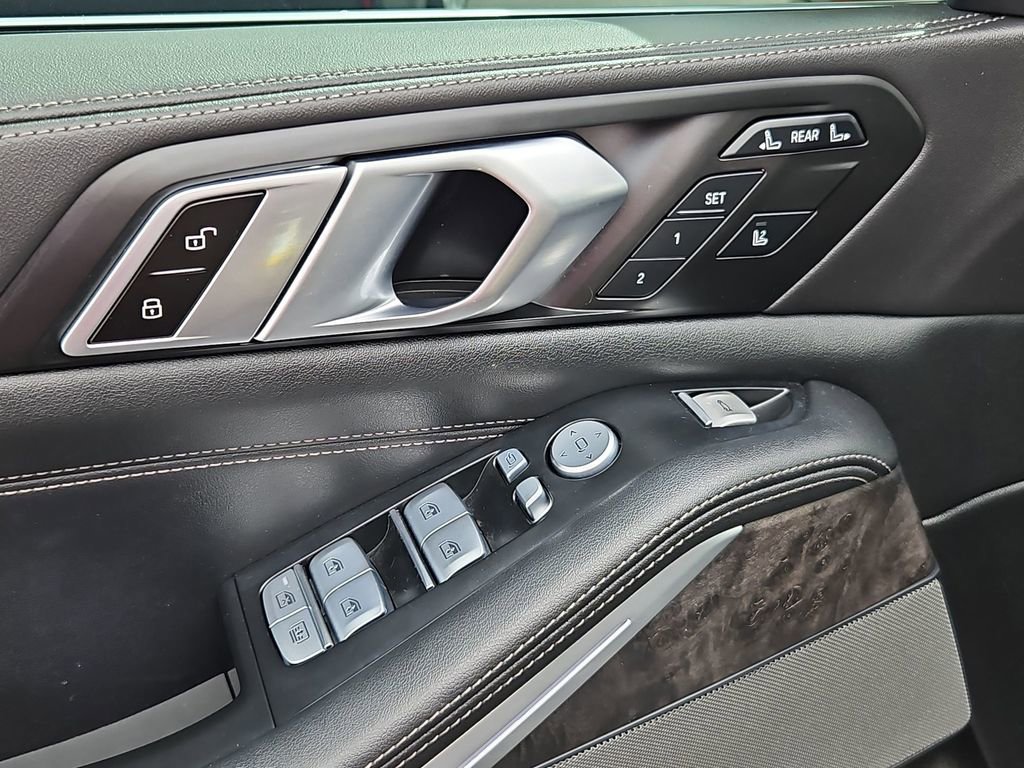 Used 2023 BMW X7 xDrive40i w/ Premium Package image 11