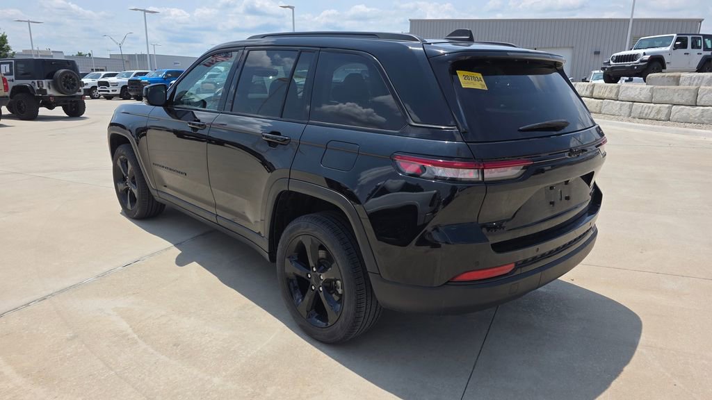 Used 2023 Jeep Grand Cherokee Limited w/ Black Appearance Package AWD/4WD image 3