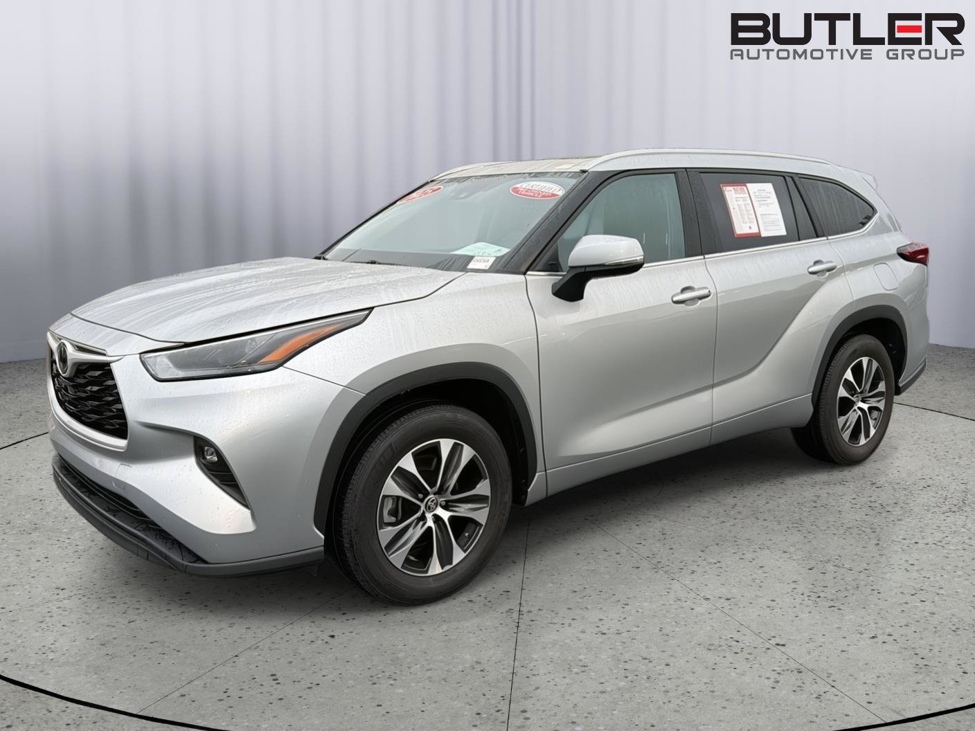 Certified 2025 Toyota Highlander XLE FWD image 2