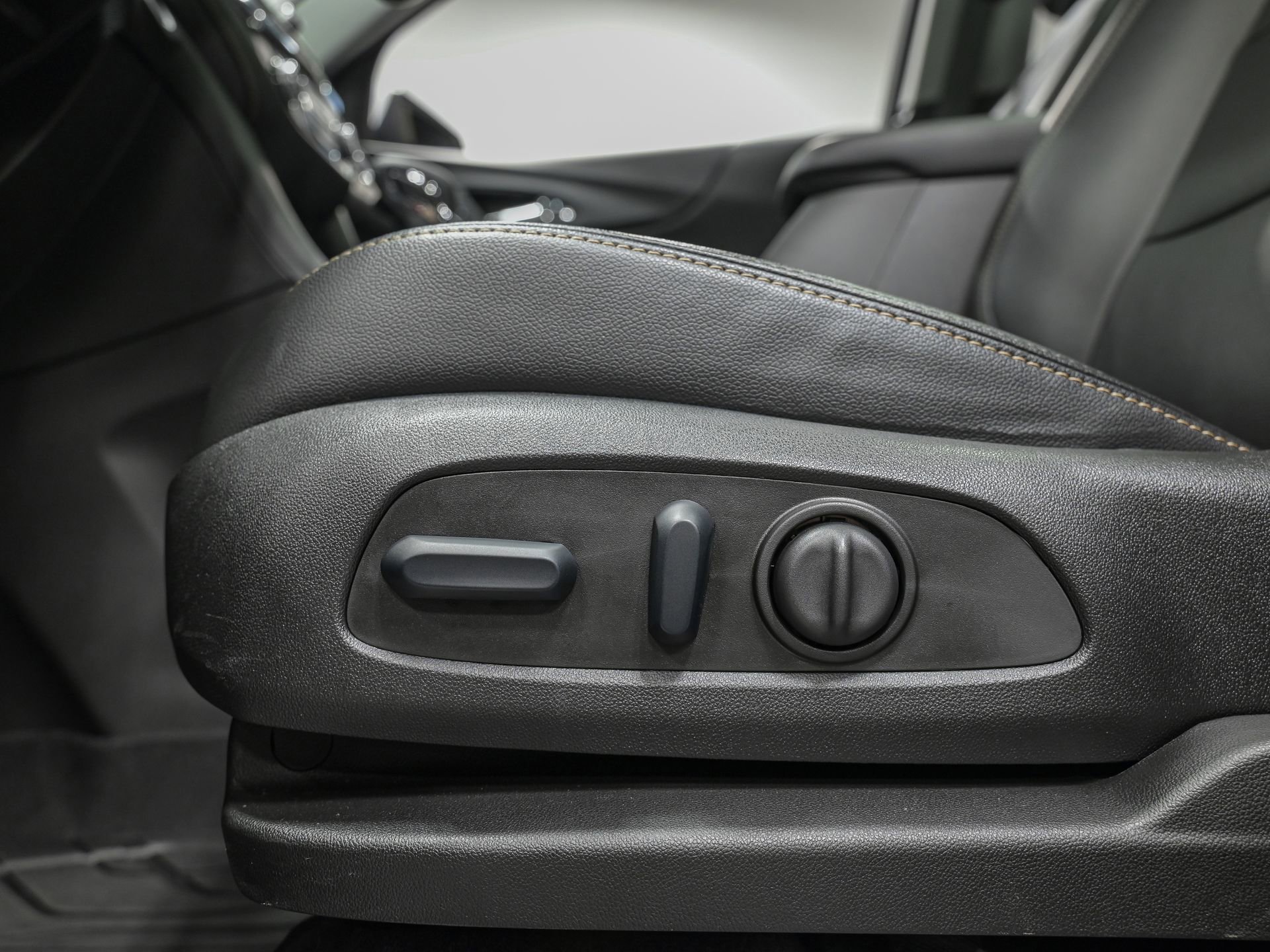 Used 2023 Chevrolet Equinox Premier FWD image 14