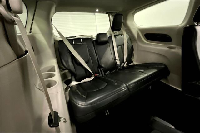 Used 2024 Chrysler Pacifica Touring-L image 31