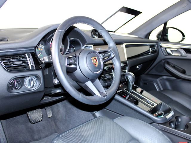 Certified 2023 Porsche Macan image 4
